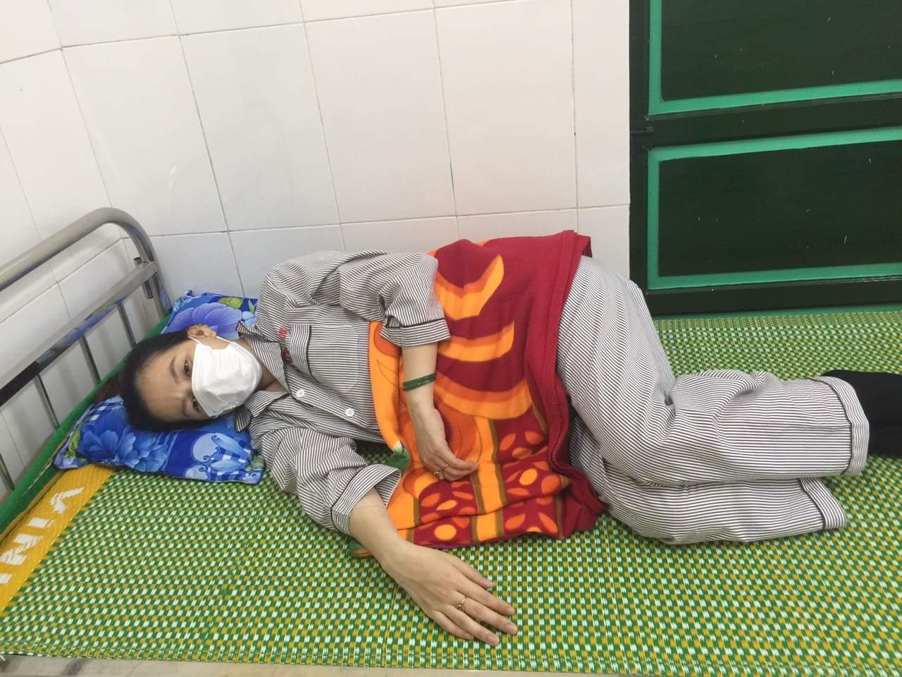 Bé gái chào đời trong khu cách ly