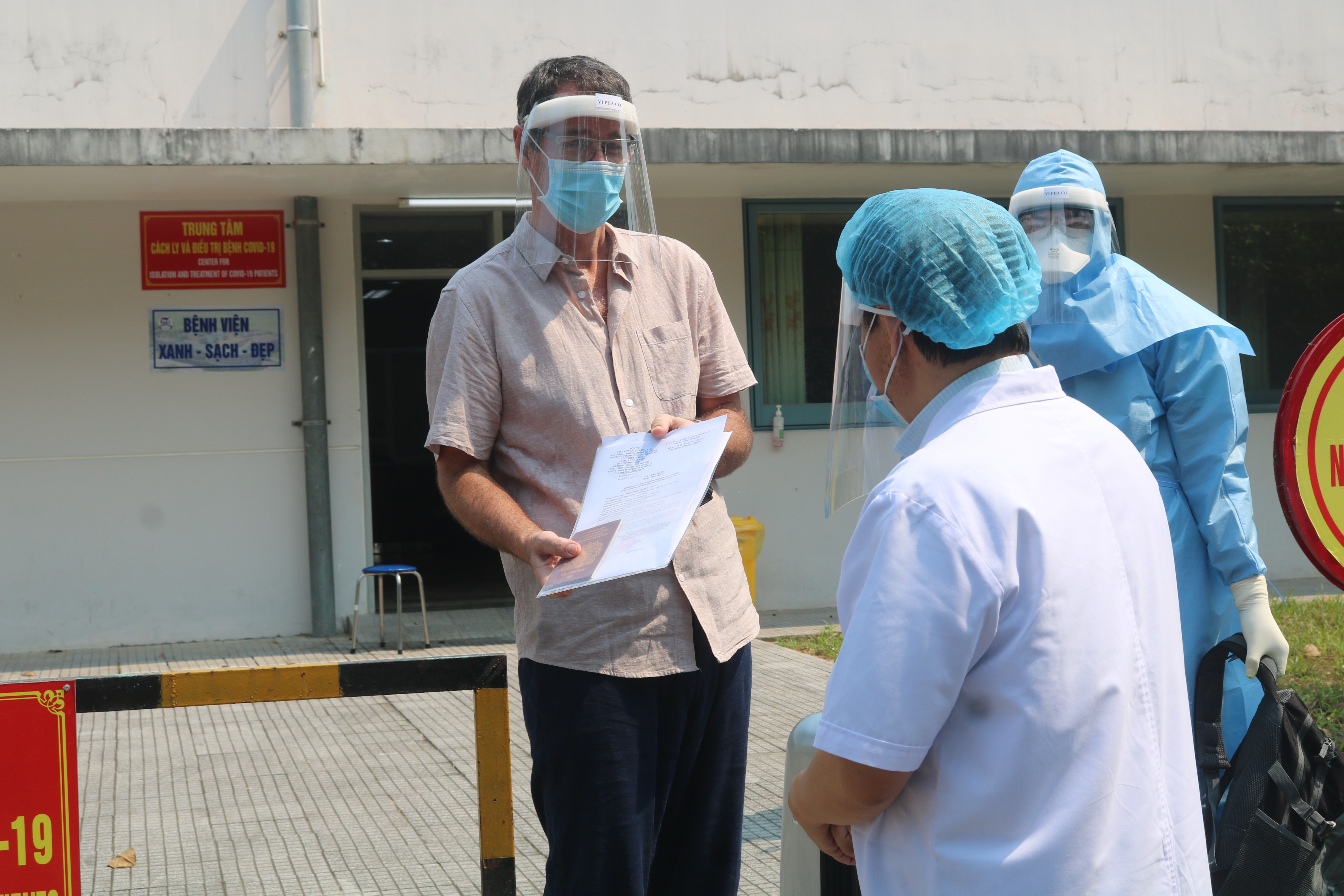 Hai bệnh nhân COVID-19 có kết quả âm tính lần 1