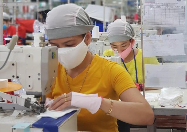 Xuất khẩu gặp khó, các doanh nghiệp dệt may chuyển dịch đơn hàng