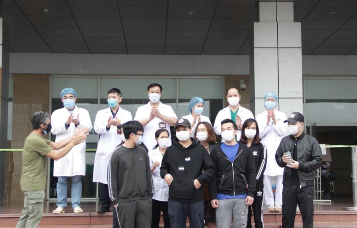 Thêm 11 bệnh nhân mắc COVID-19 được công bố khỏi bệnh