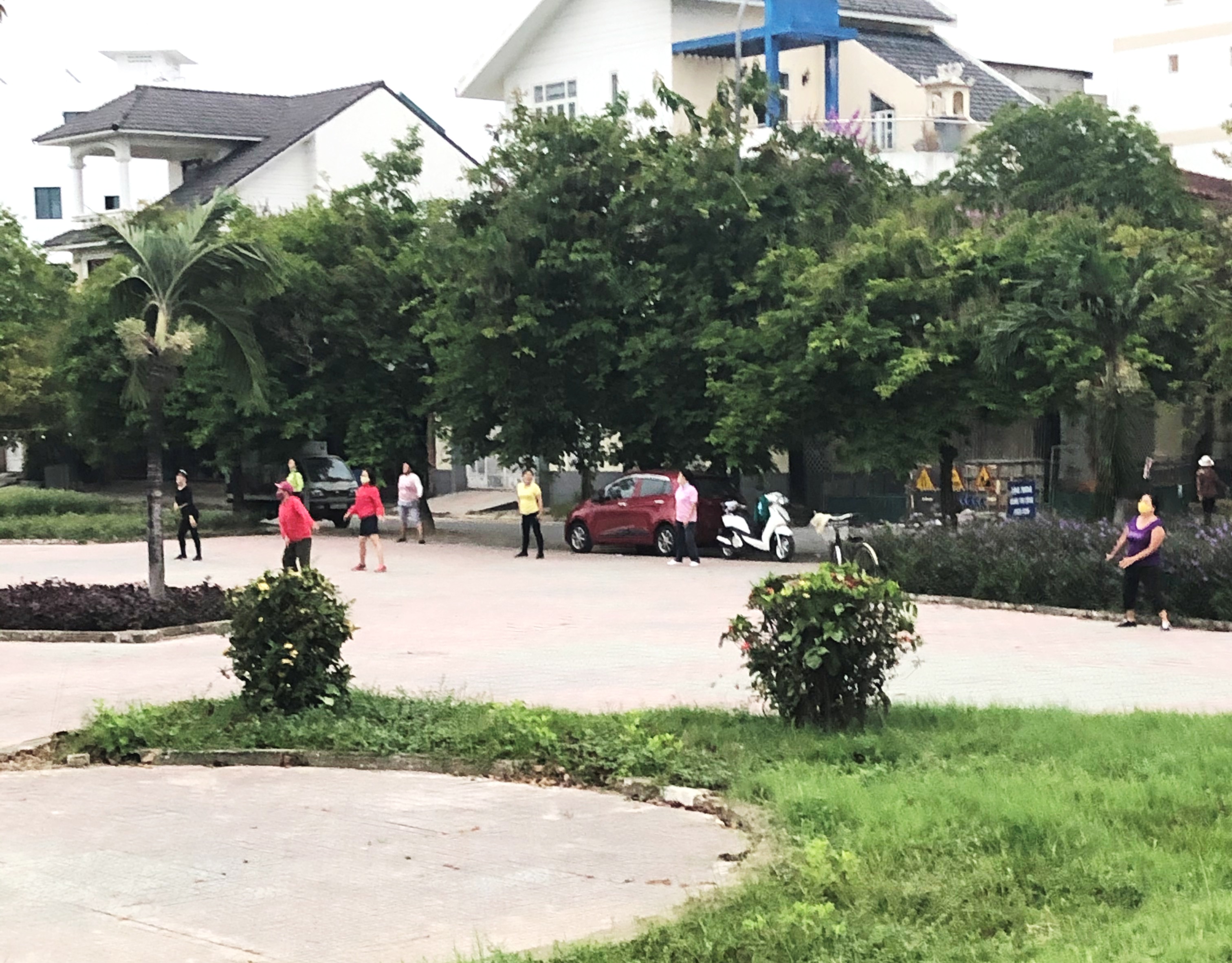 Nhiều người vẫn tụ tập ở công viên để tập thể dục buổi sáng