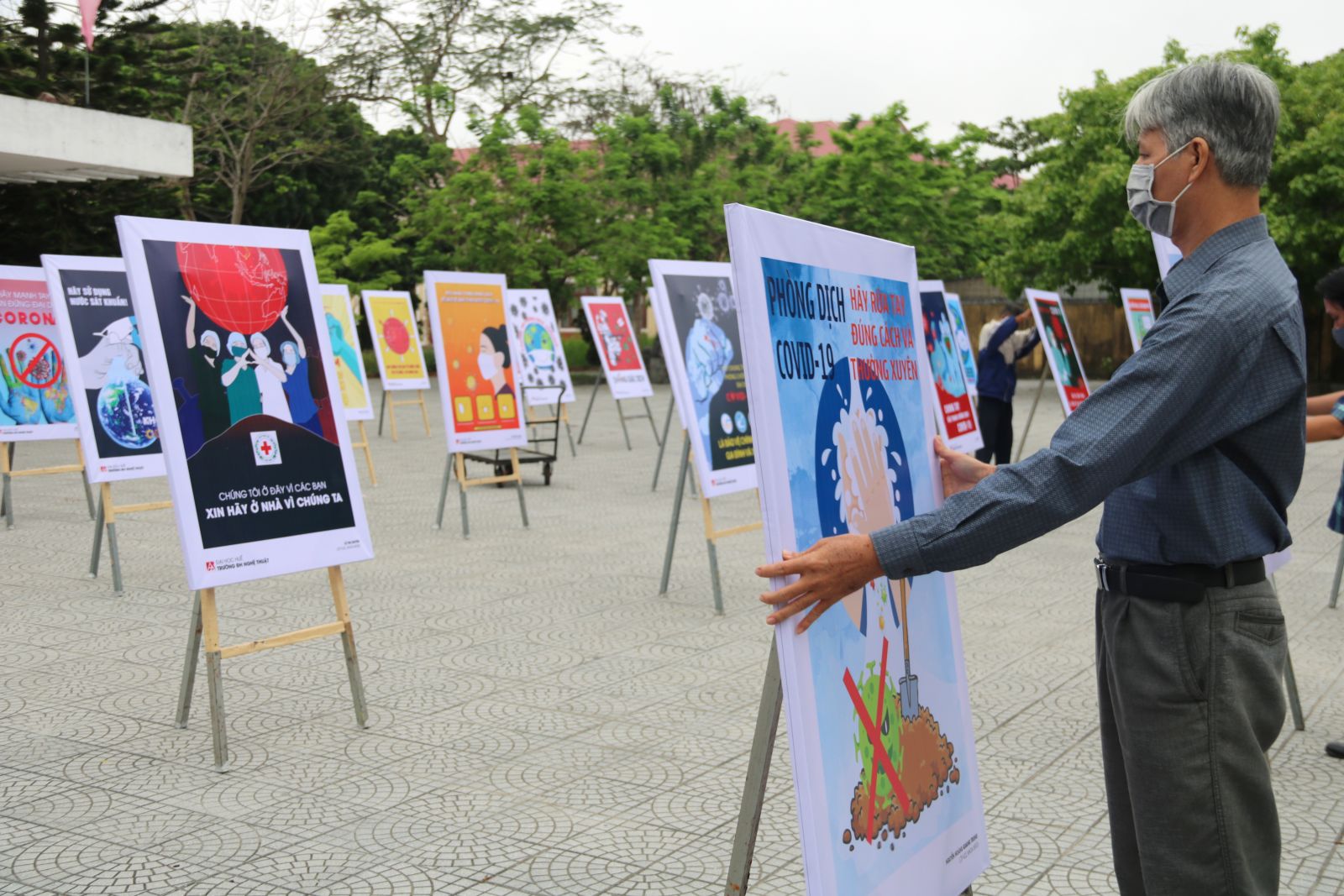 Displaying nearly 30 propaganda paintings regarding COVID-19 prevention and control