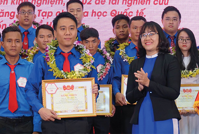 Năng lượng và niềm đam mê của thầy giáo trẻ