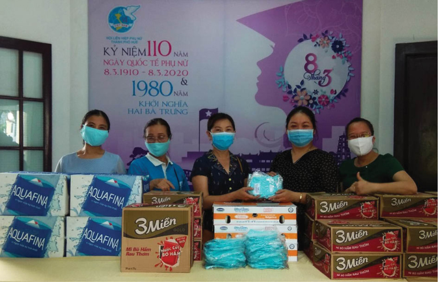 Nắm tay nhau qua chặng đường khó