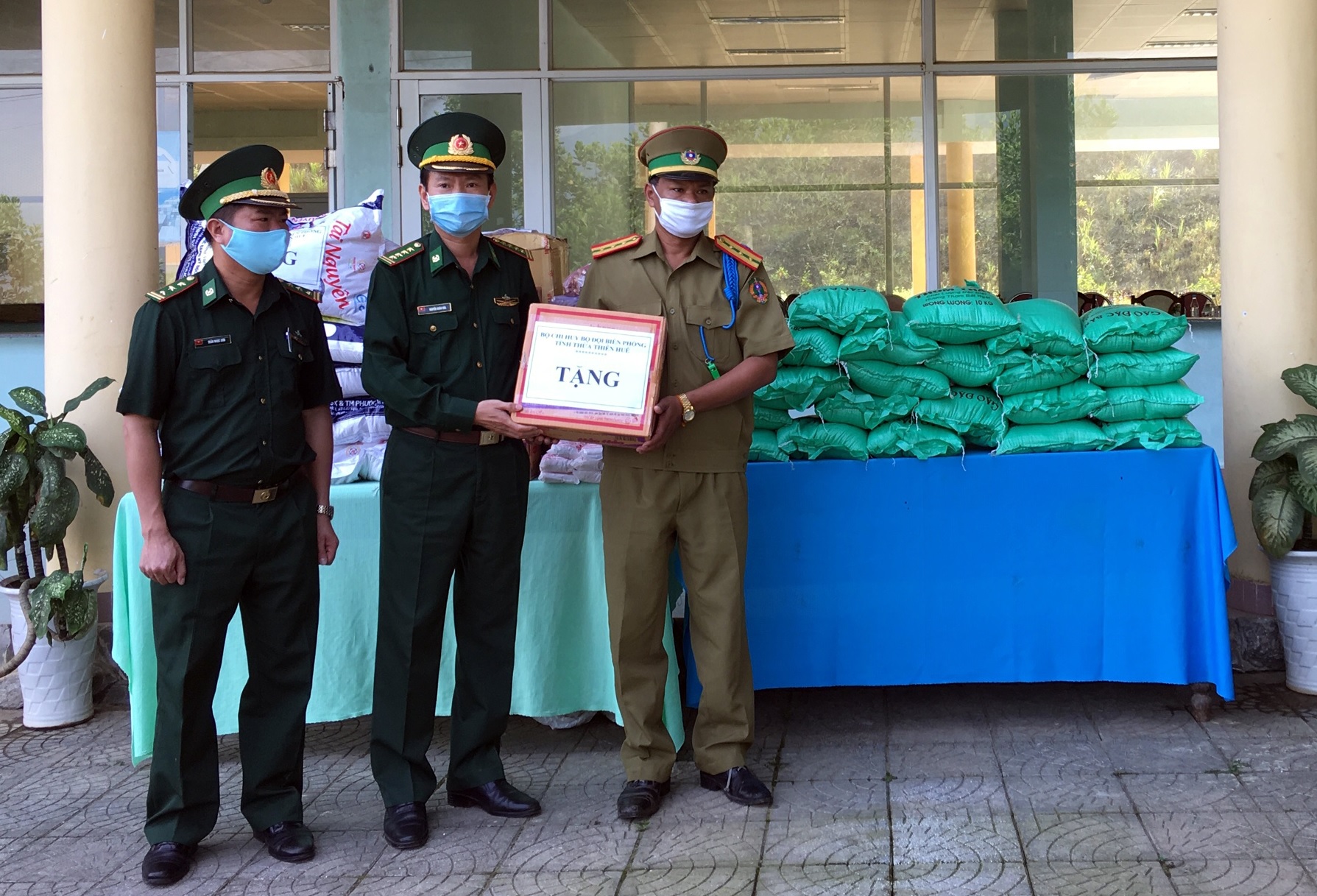 Hỗ trợ vật tư y tế và nhu yếu phẩm cho Lào