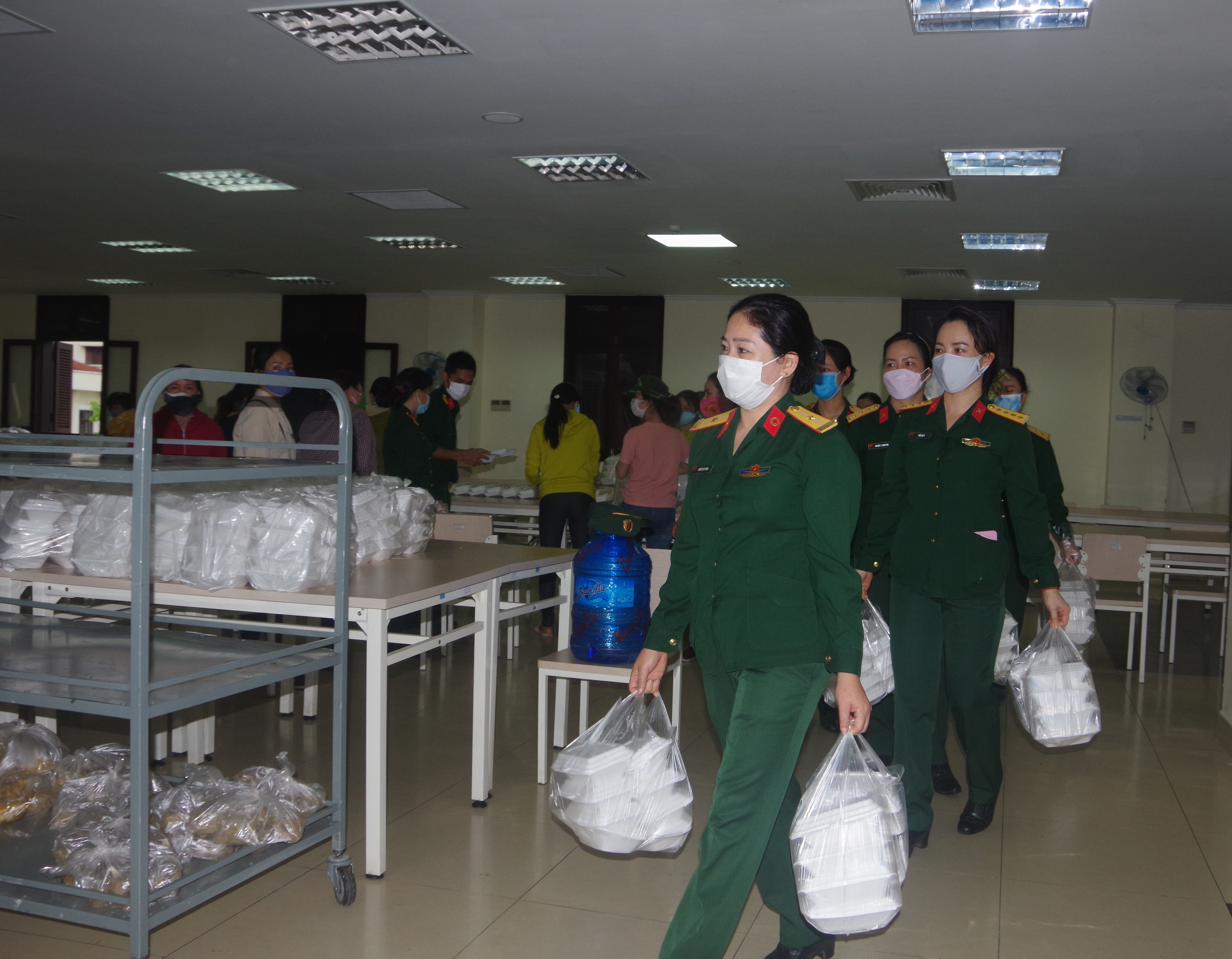 Cơm ngon, canh ngọt ở khu cách ly