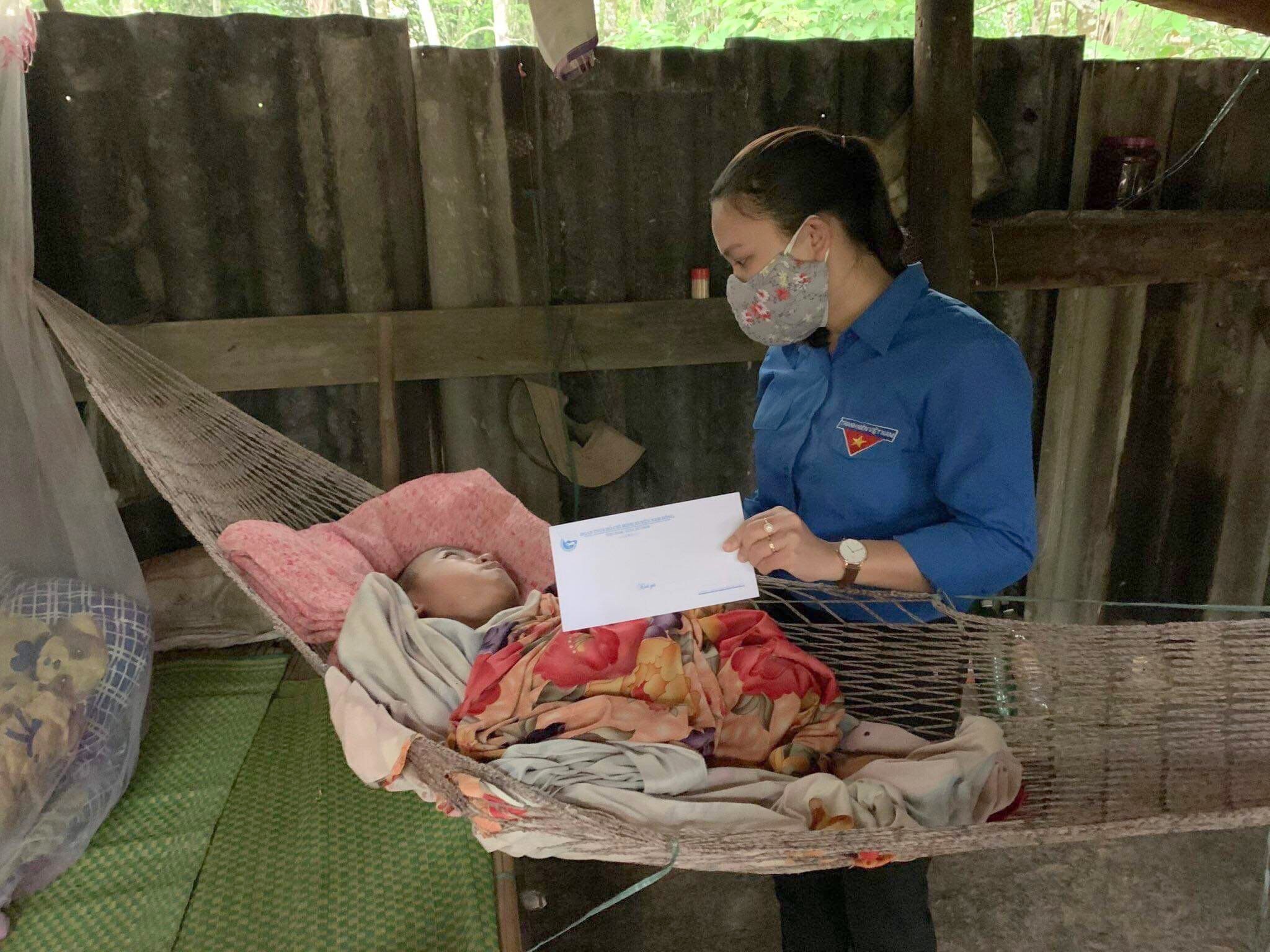 Nhiều trường đại học tặng quà cho các đơn vị, người dân phòng chống dịch