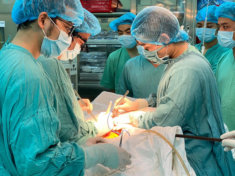 Cứu sống bệnh nhân bị thanh sắt dài gần 2m đâm thủng phổi