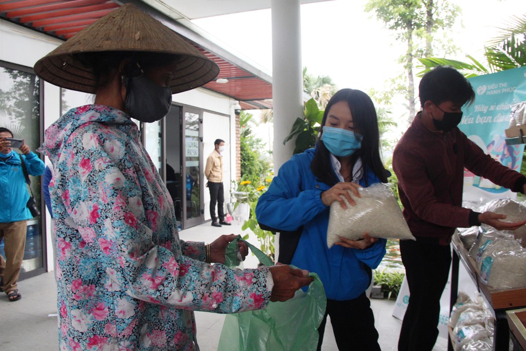Happy Supermarket provides free products for people in difficult circumstances