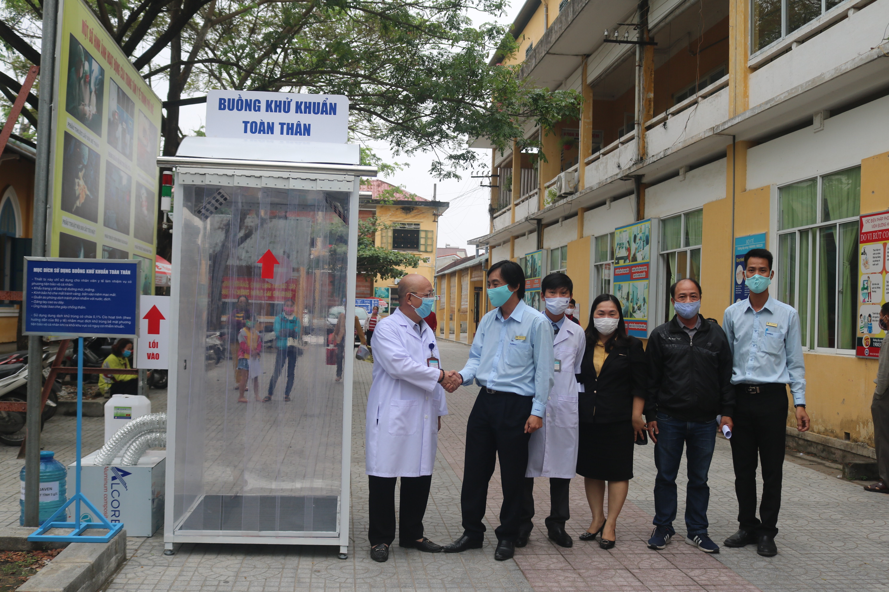 HueWACO trao tặng 3 buồng khử khuẩn