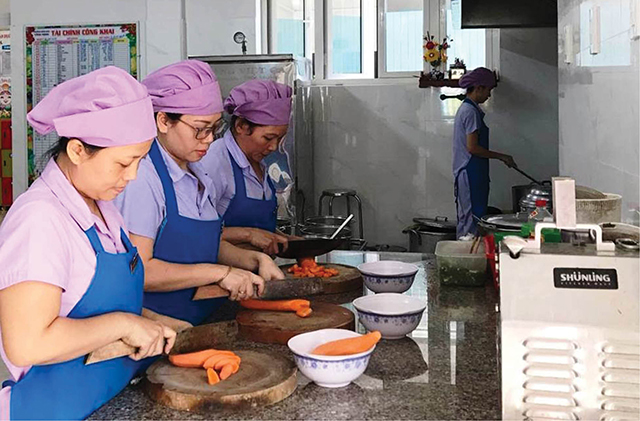 Mùa dịch bệnh, nhân viên cấp dưỡng “gặp eo”