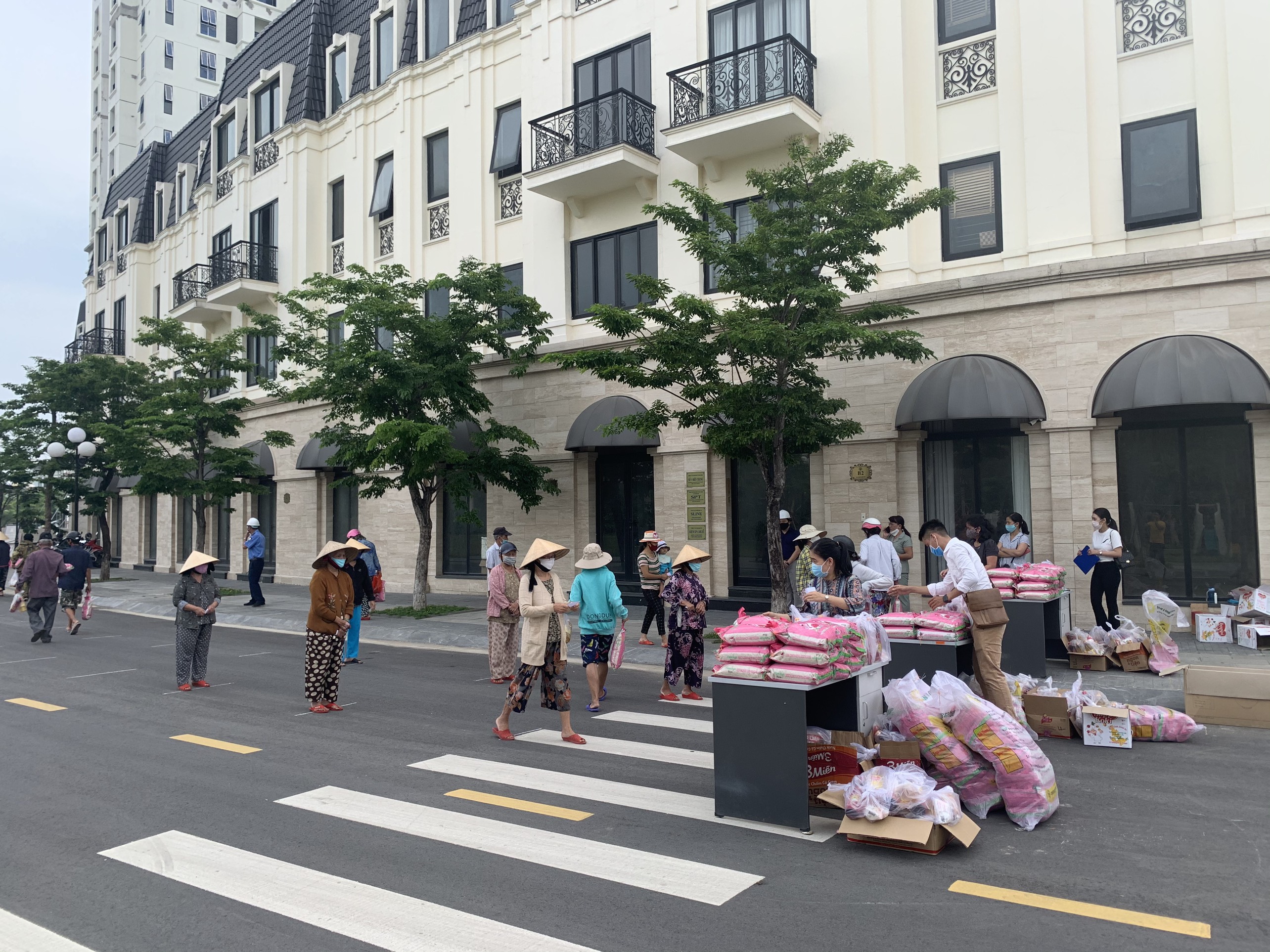 Trao 110 suất quà cho các hộ có hoàn cảnh khó khăn