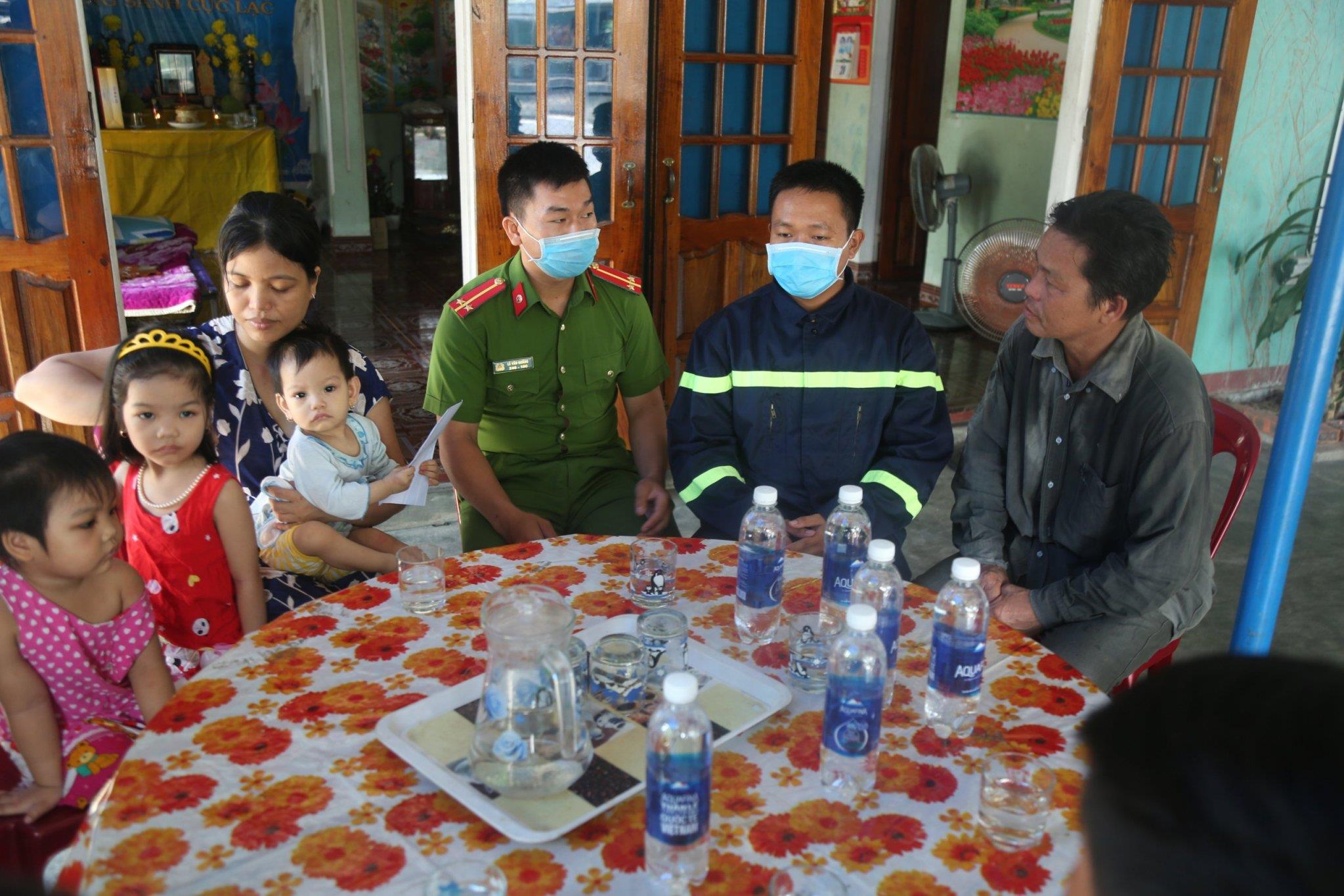 Thăm hỏi, động viên gia đình nạn nhân tử vong do lật xe