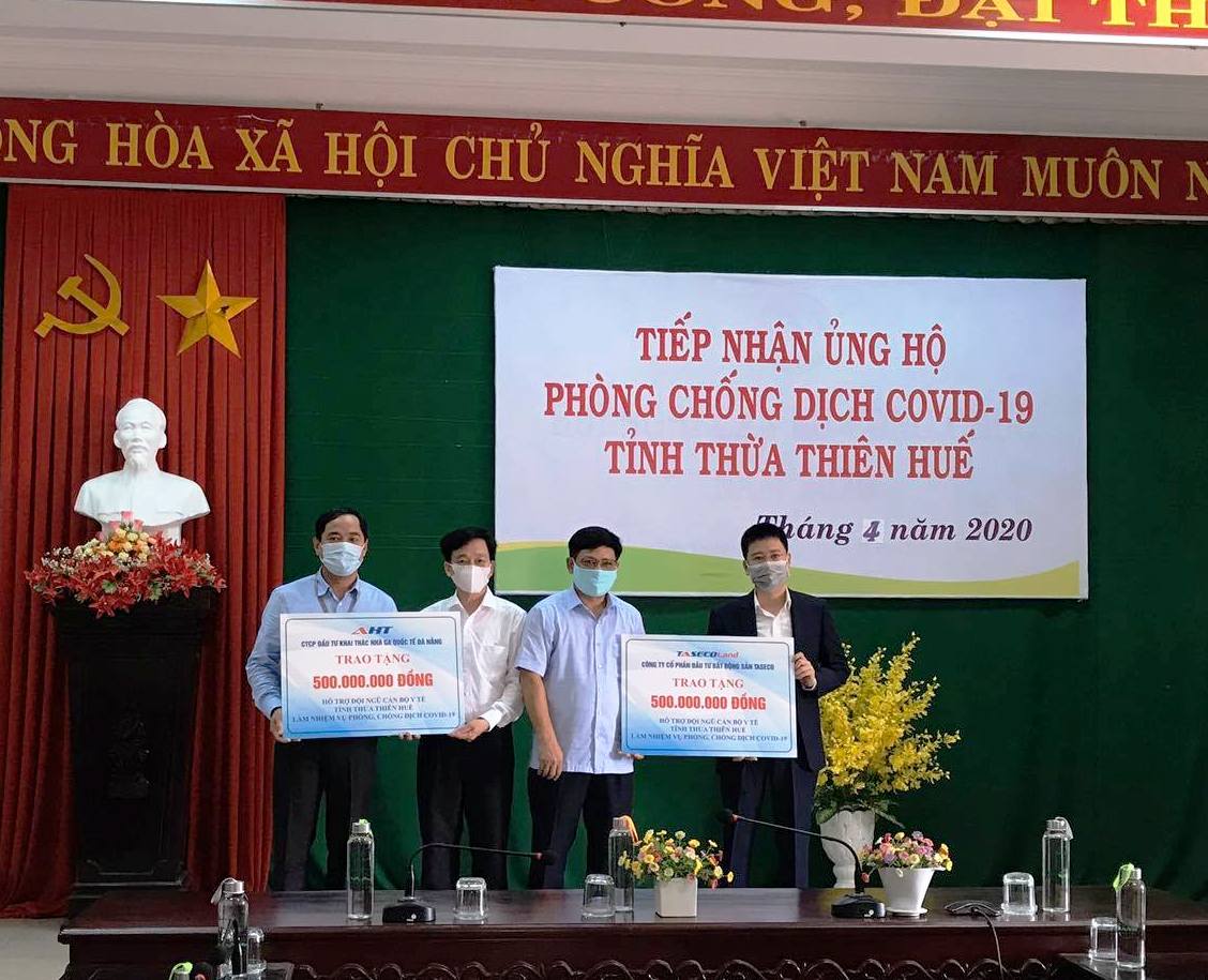 1 tỷ đồng được trao tặng cho đội ngũ cán bộ y tế tỉnh