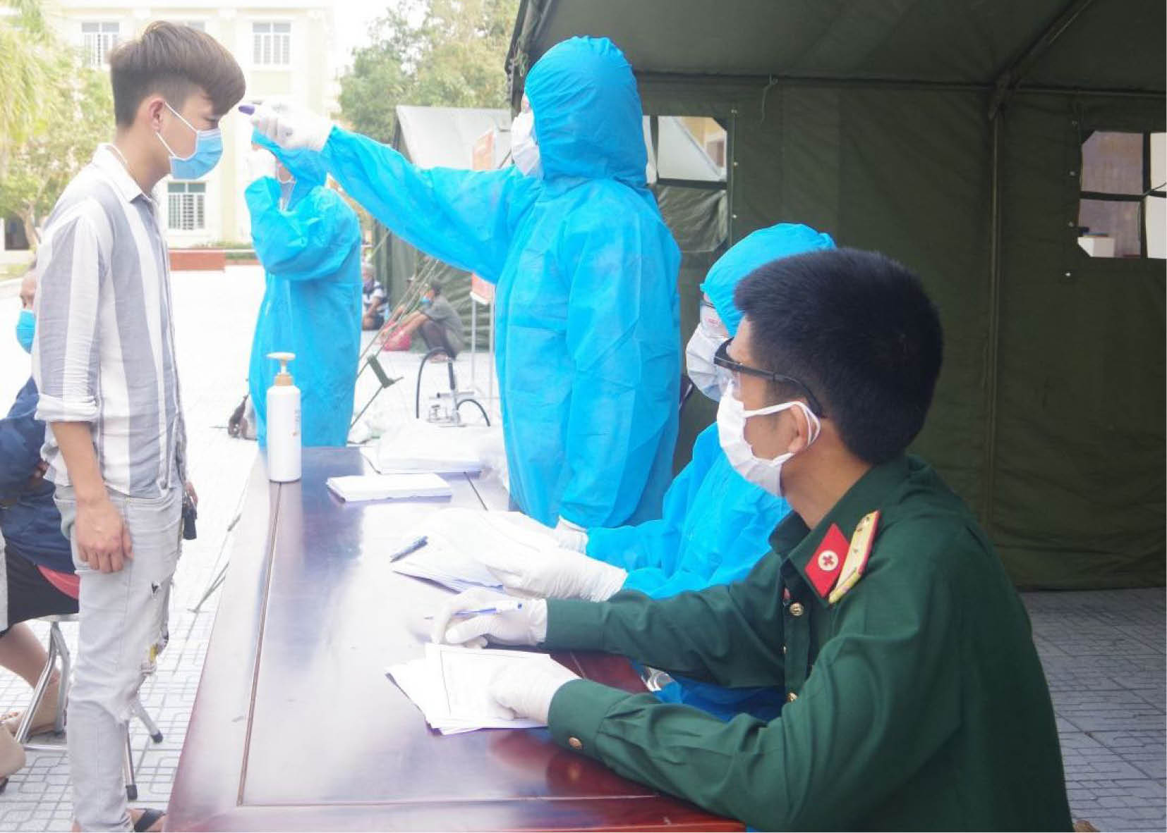 Những thầy thuốc mang áo lính