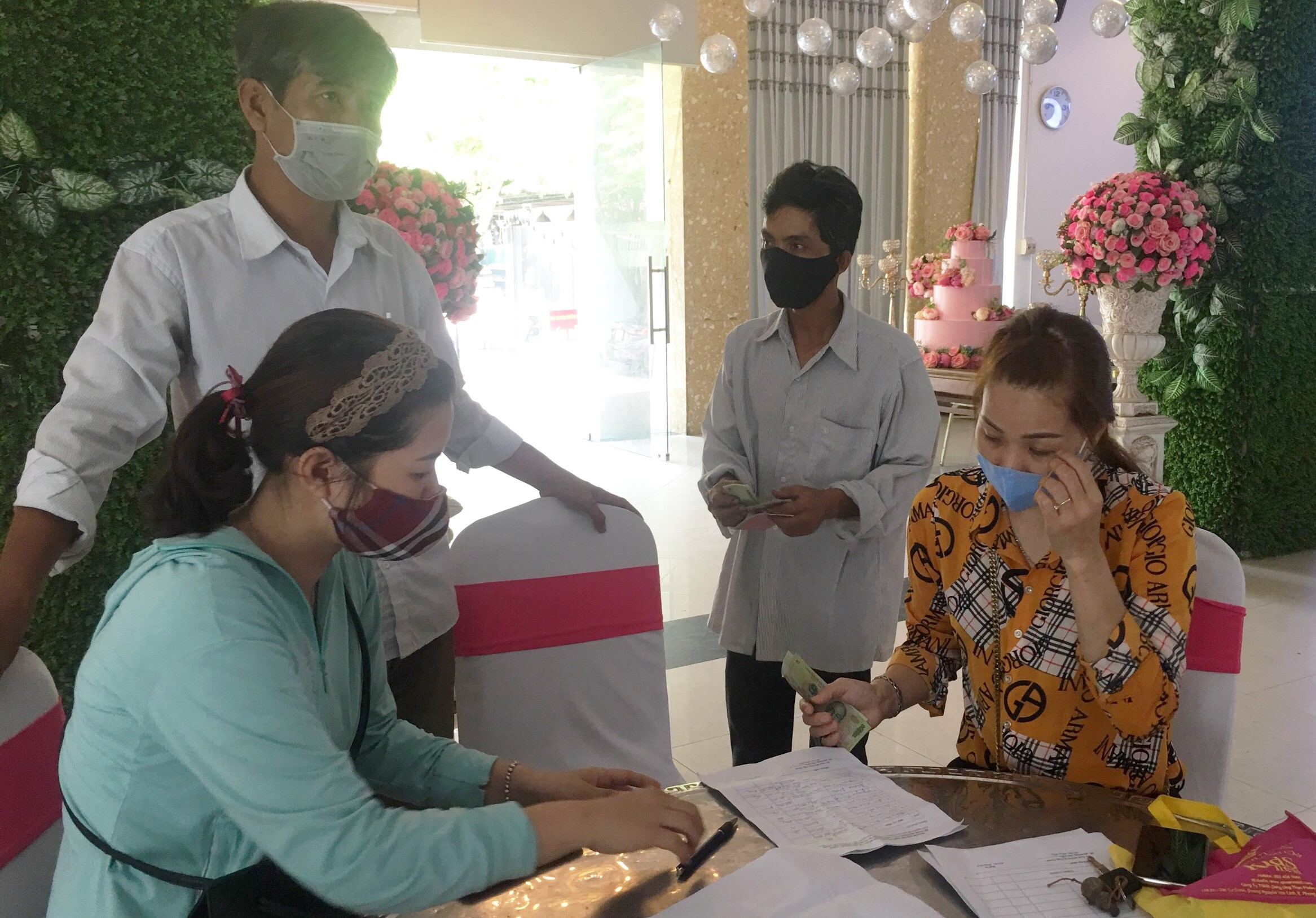 Hỗ trợ nhiều hoàn cảnh khó khăn do dịch COVID-19