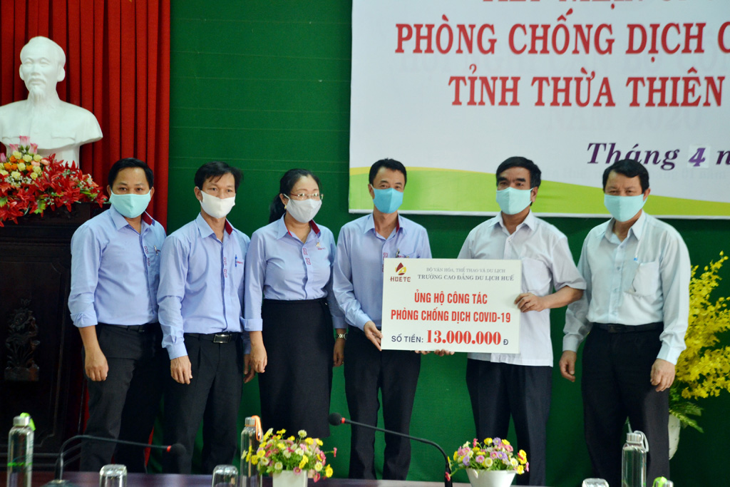 Hàng trăm suất quà đến với người nghèo và sinh viên