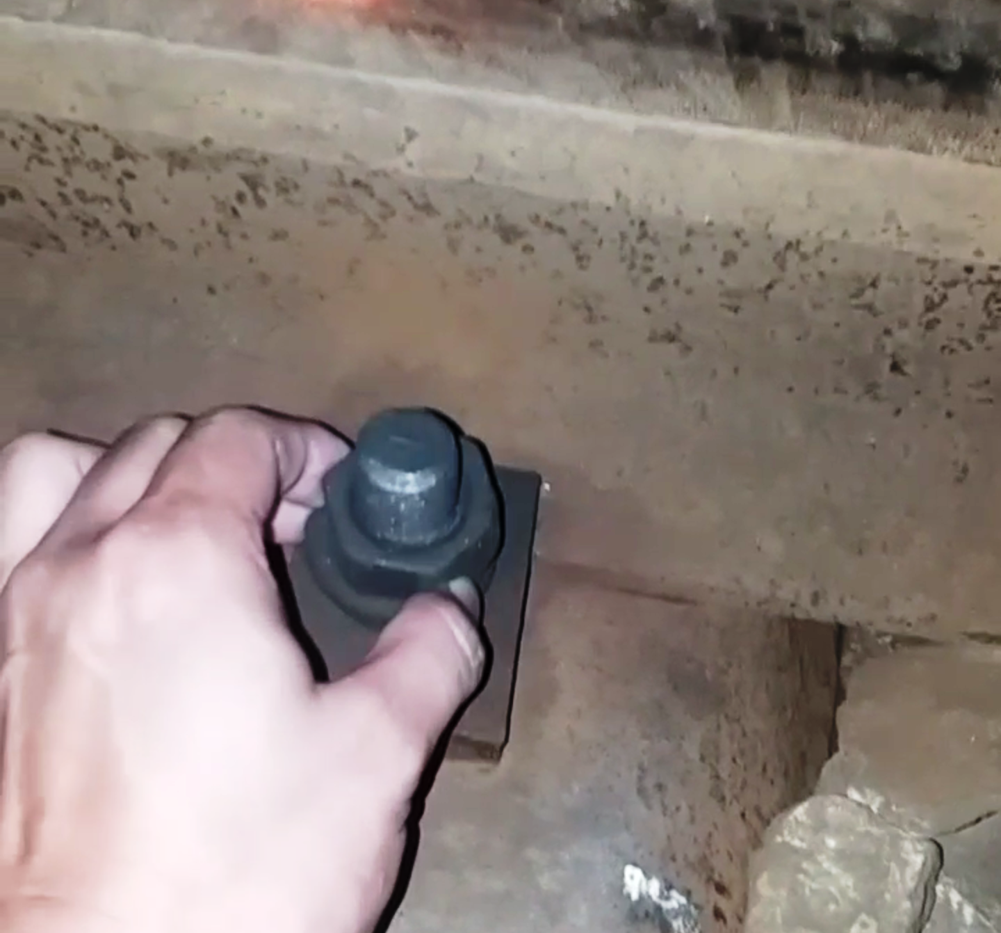 Sửa chữa ốc vít đảm bảo an toàn chạy tàu