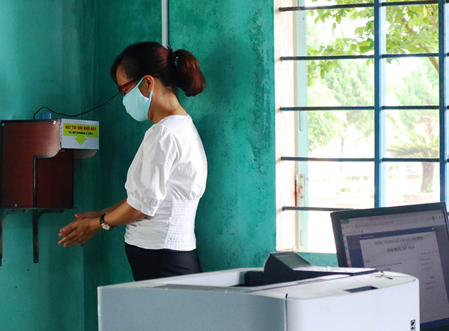 Thầy giáo trẻ sáng chế máy sát khuẩn tự động