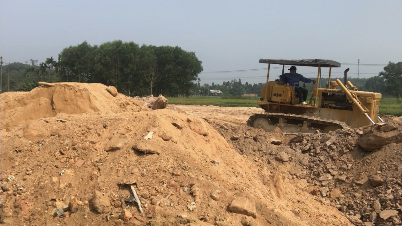 Yêu cầu đơn vị thi công khắc phục bất cập trong cào bóc, đắp đất nền