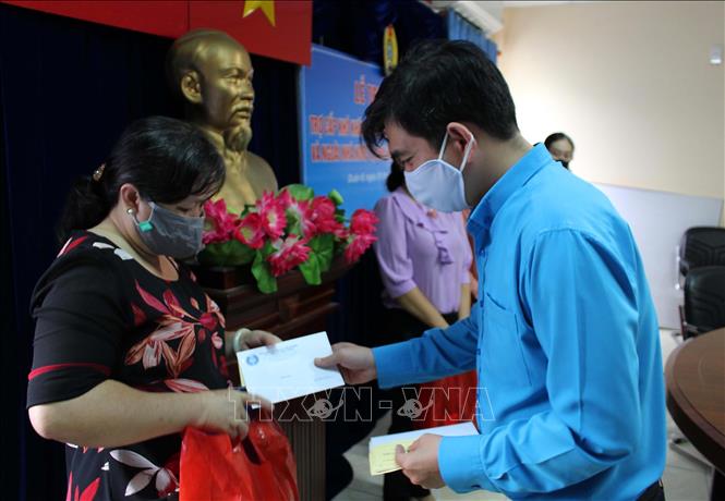 Thủ tướng Hỗ trợ người dân gặp khó khăn do dịch COVID-19 phải kịp thời, chính xác