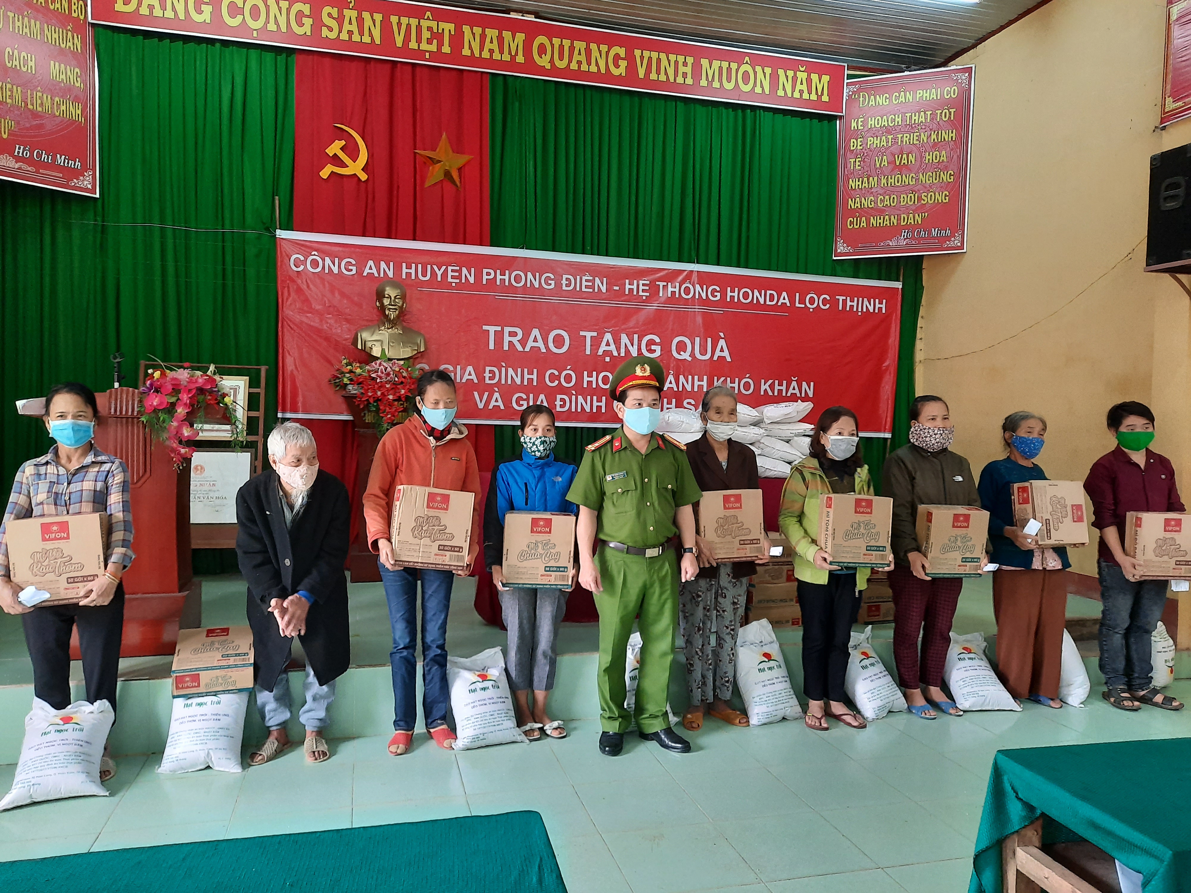 Công an huyện Phong Điền tặng quà và gặt lúa giúp dân