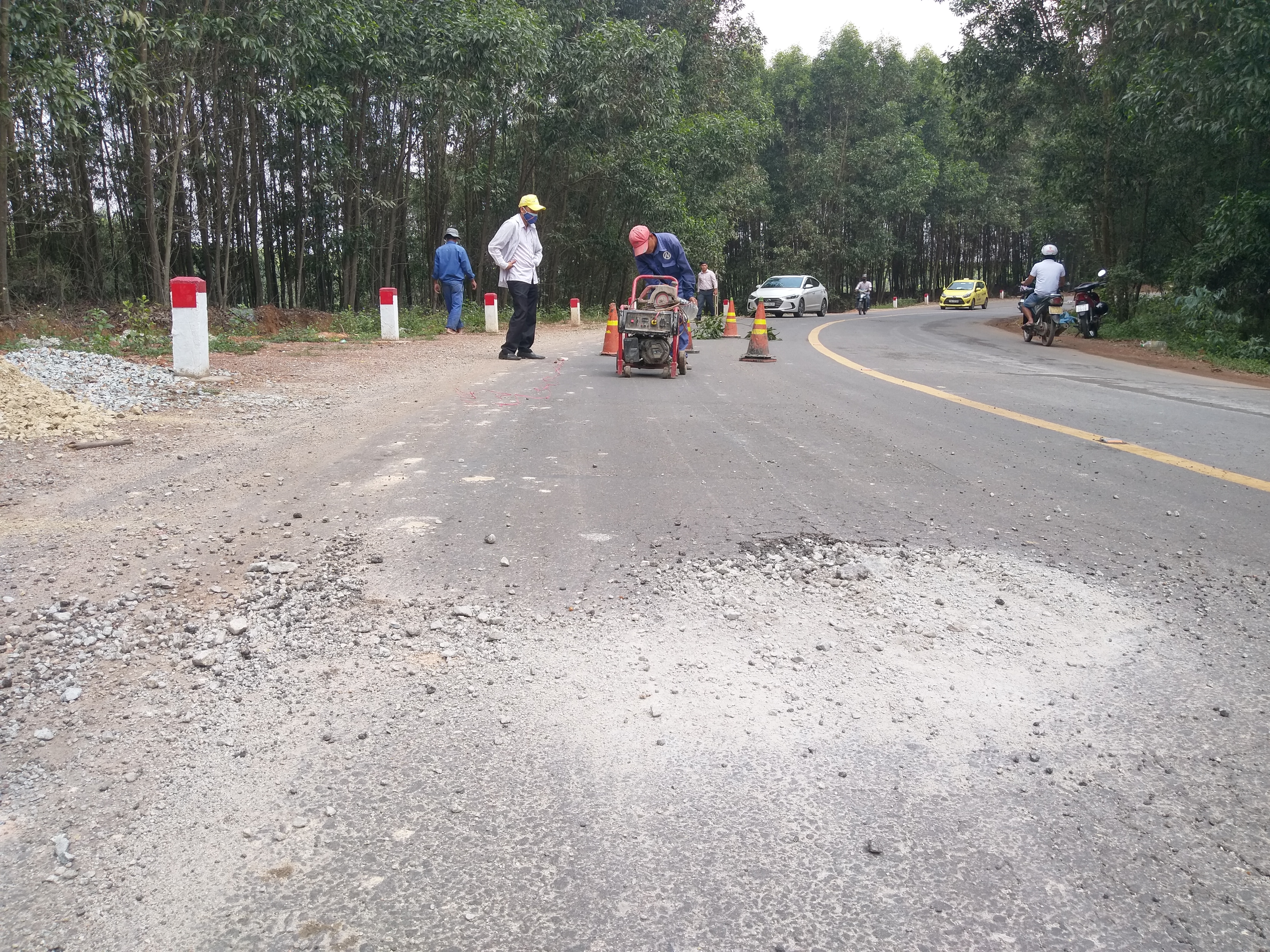 Tỉnh lộ 7 vừa thảm xong đã xuống cấp