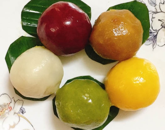Five-colored banh it eye-catching, chewy and fragrant