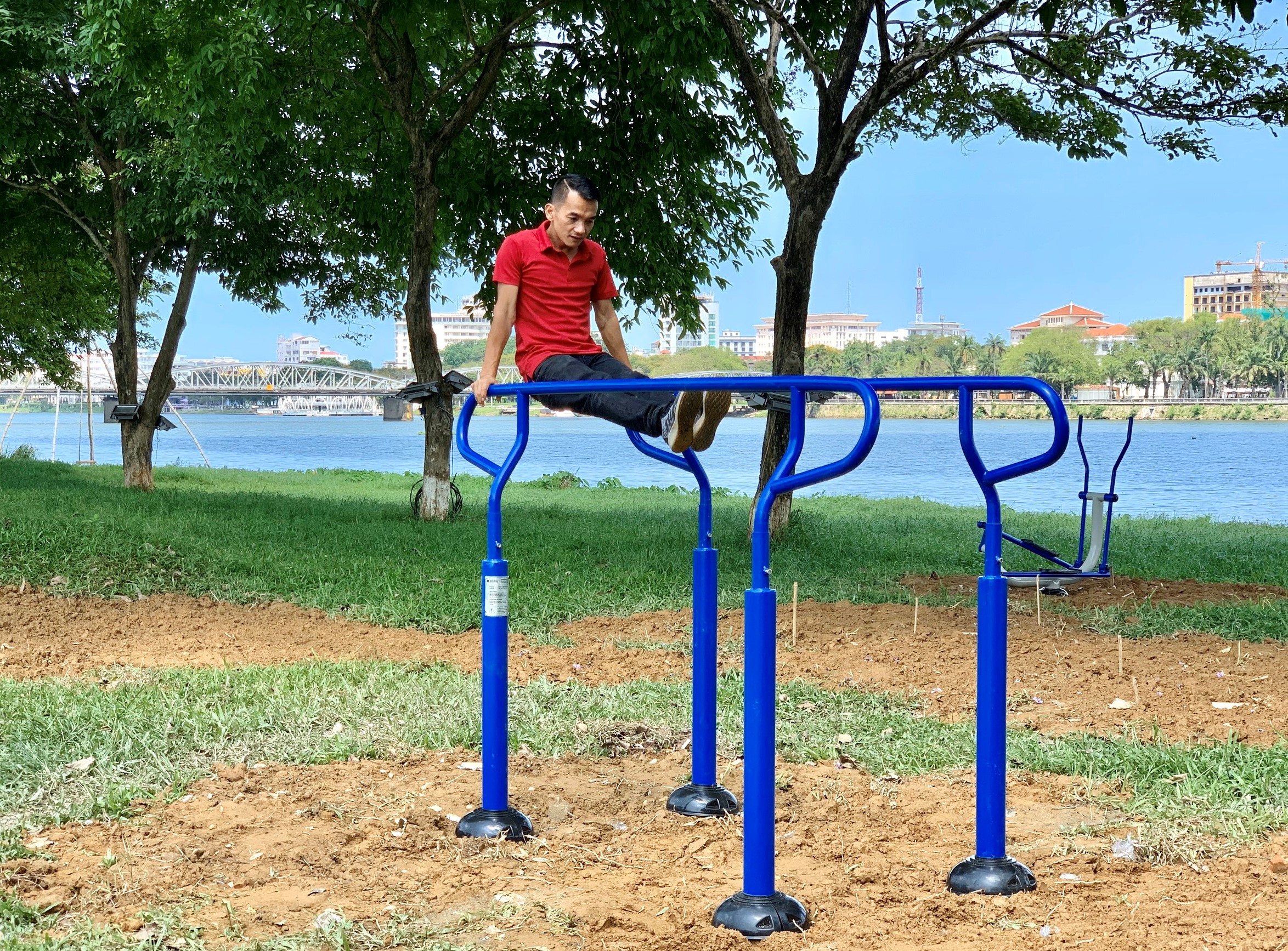 Lắp đặt máy tập thể dục đa năng 2 bên bờ sông Hương