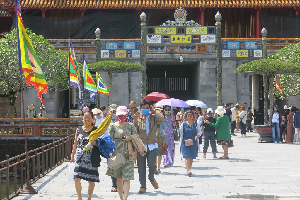 Di tích thu hút khách ngay ngày đầu mở cửa trở lại