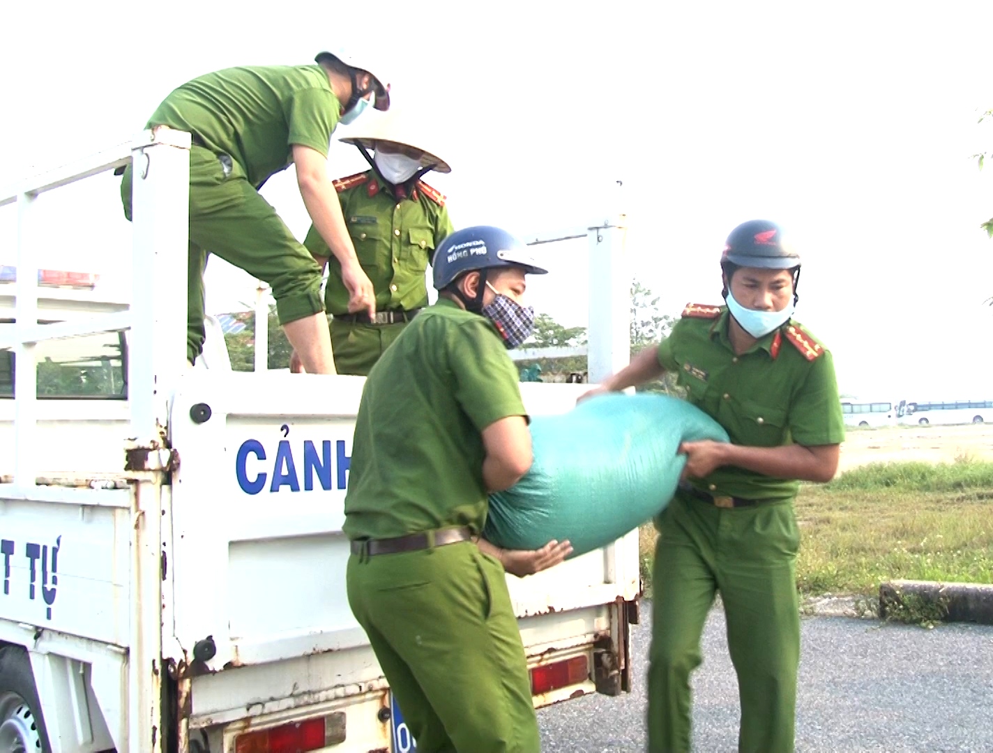 Công an TP Huế tuyên truyền và giúp dân phơi lúa đúng địa điểm