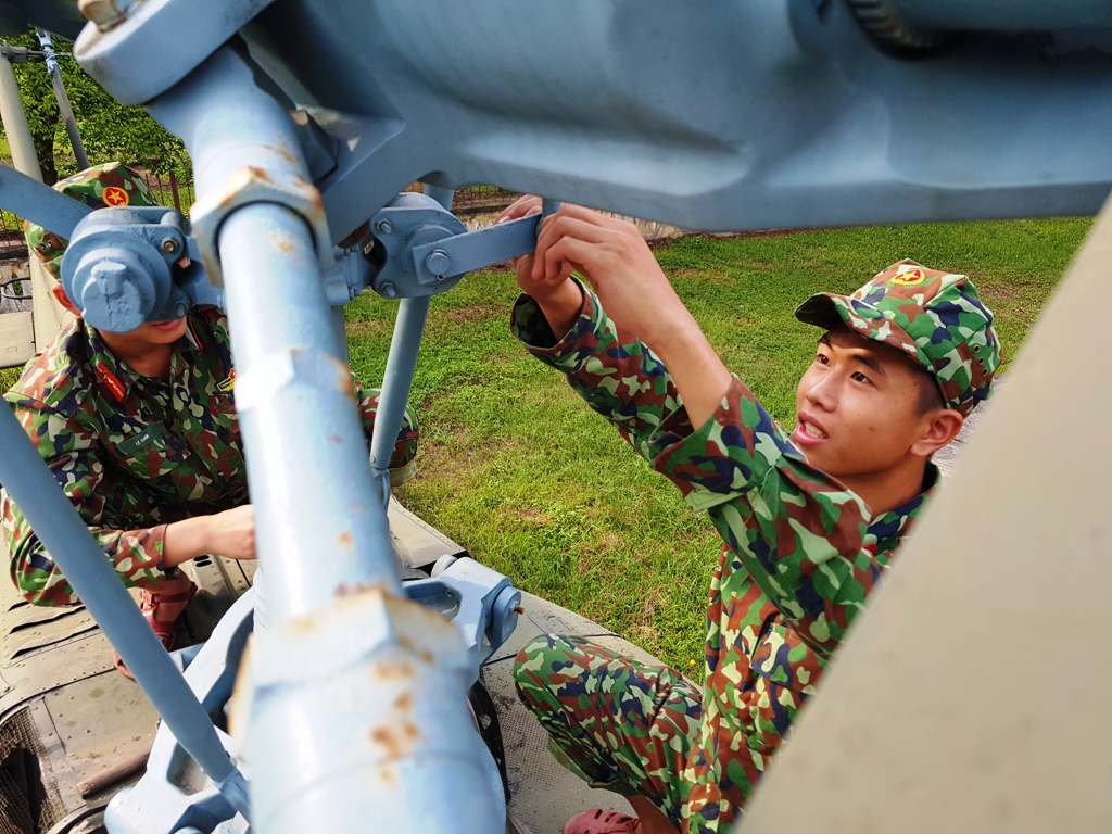 Bắt đầu tháo máy bay, xe tăng bên trong Bảo tàng Lịch sử, di dời về nơi mới