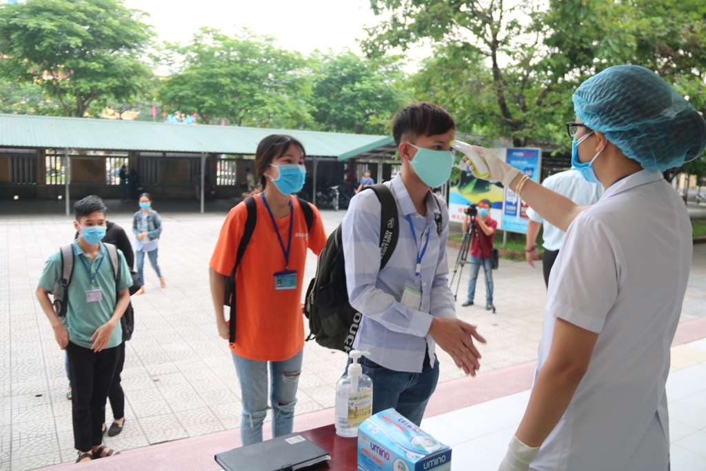 Thực hiện ngồi học giãn cách, kiểm tra sức khỏe sinh viên khi đến trường
