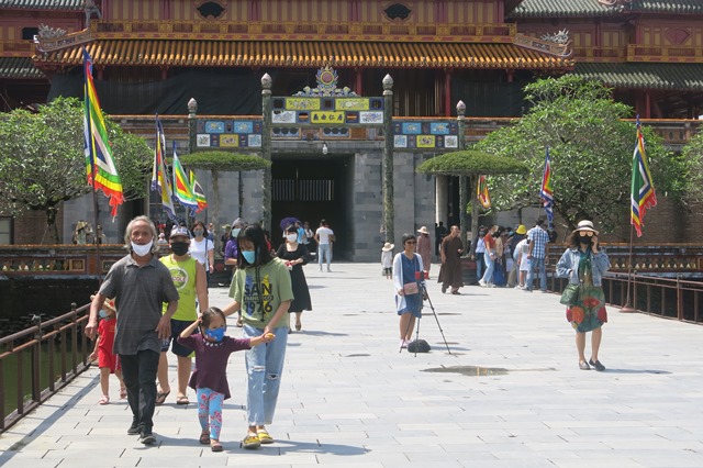 More than 22,000 tourists visit the relics of Hue during the holidays