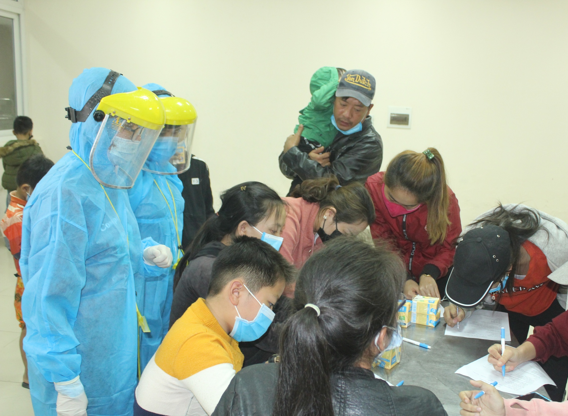 Tiếp nhận 96 công dân về cách ly tập trung