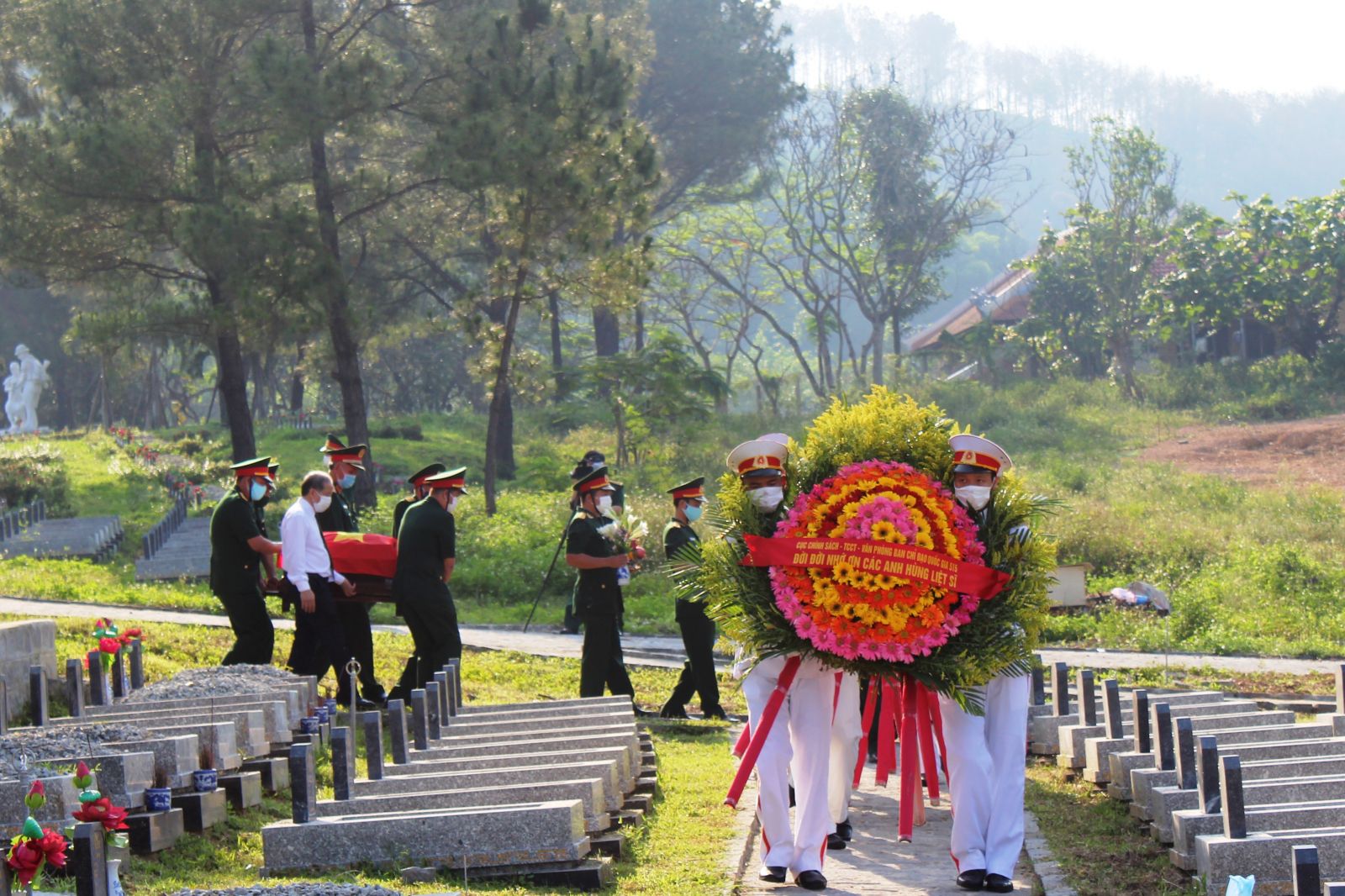 Truy điệu và an táng 15 hài cốt liệt sĩ quân tình nguyện và chuyên gia Việt Nam hi sinh tại Lào