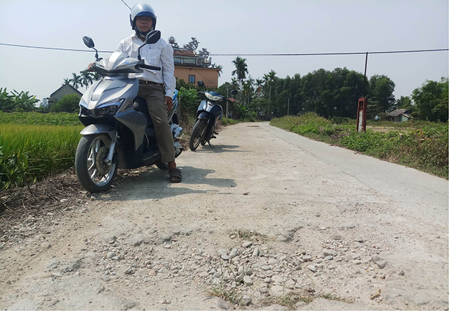 Đường trục xã Hiền Lương - Sơn Tùng - Cao Ban xuống cấp