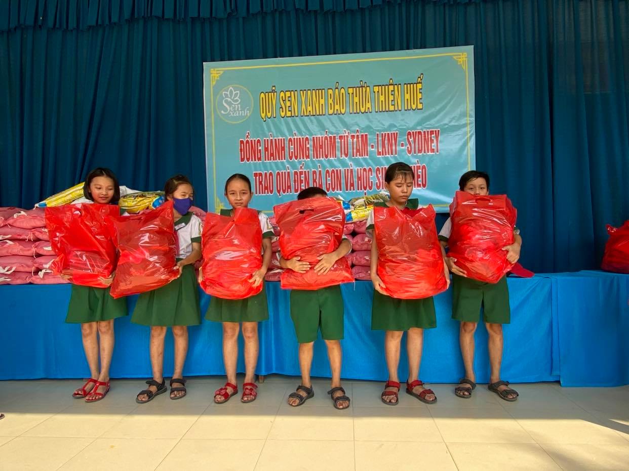 Trao quà cho học sinh và người lao động khó khăn