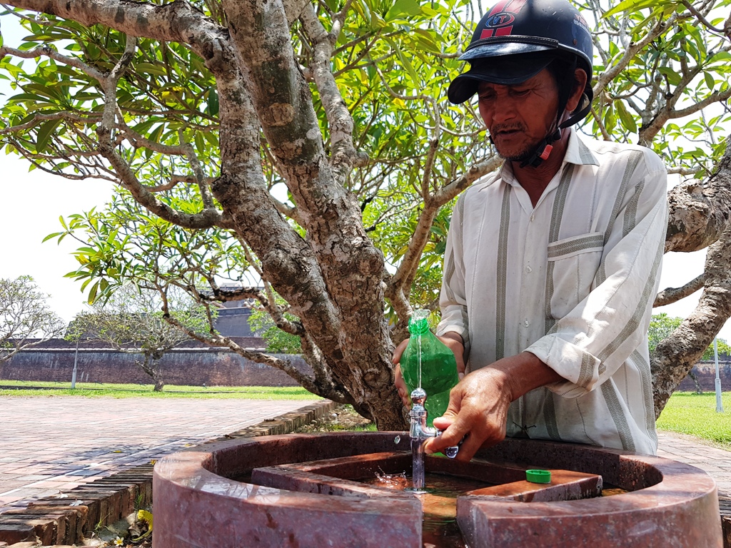 Người dân mệt mỏi với nắng nóng đầu mùa