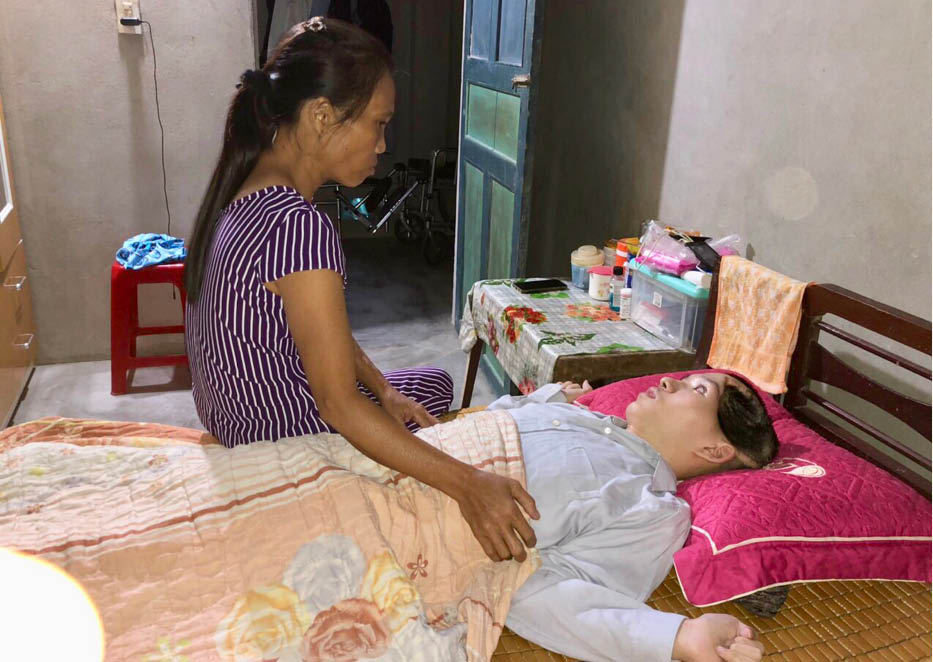 Mẹ suy thận chăm con ốm nặng