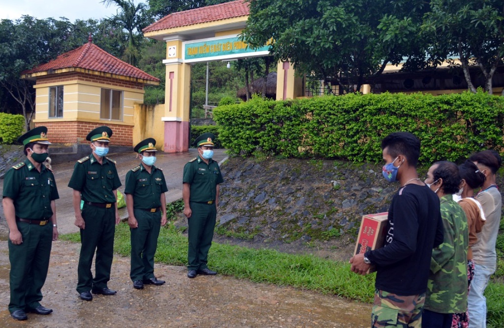 Bàn giao 2 công dân Lào sau khi chữa khỏi bệnh