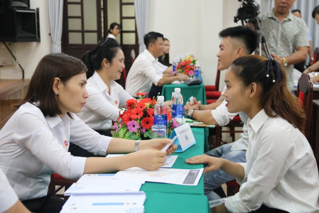 Doanh nghiệp tuyển giám đốc tại ngày hội tuyển dụng sinh viên