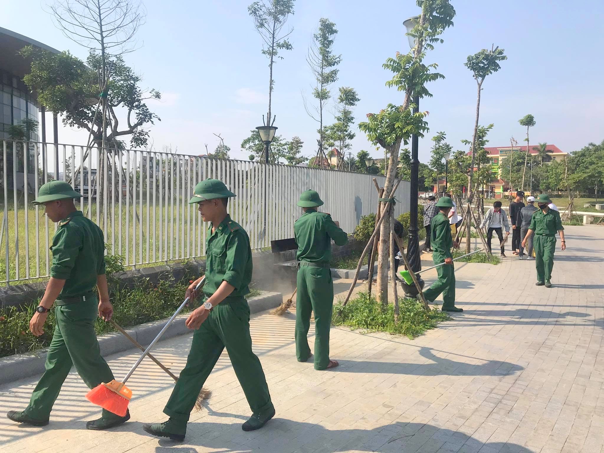 Gần 200 đoàn viên góp sức làm Huế thêm xanh, sạch, sáng