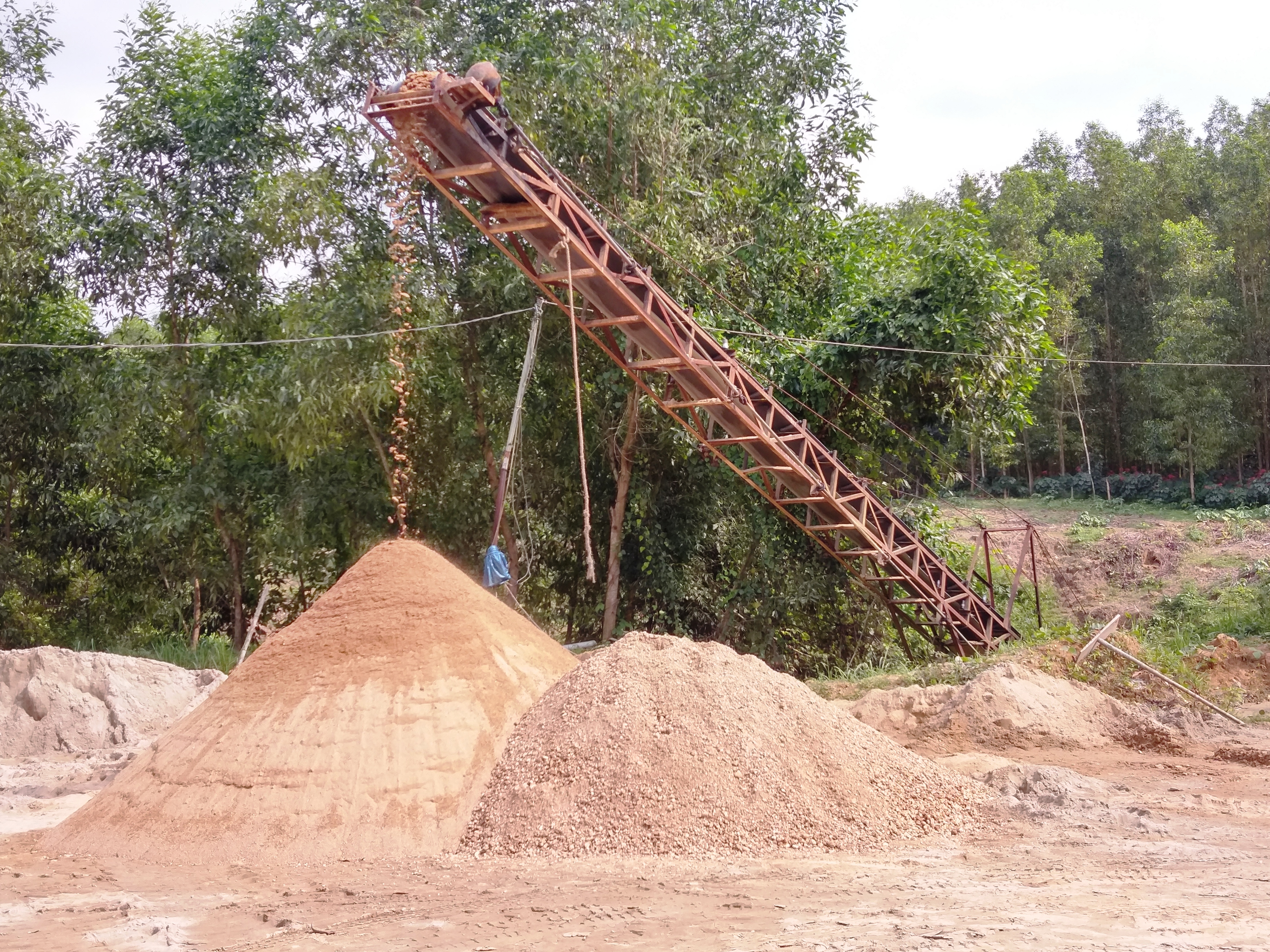 Đình chỉ 3 bãi tập kết cát sỏi nằm ngoài quy hoạch