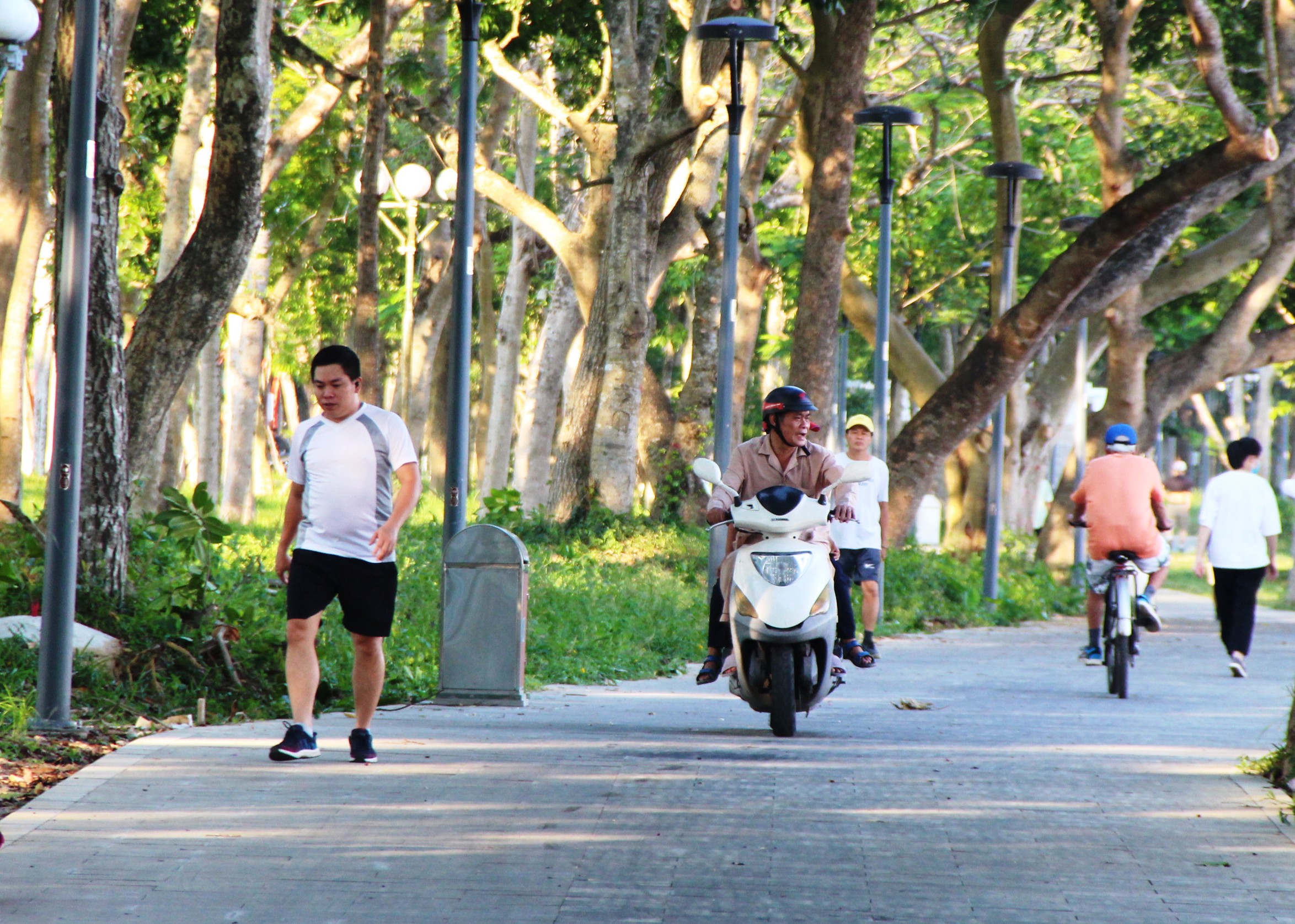 Sẽ lắp biển cấm xe máy vào đường đi bộ dọc sông Hương