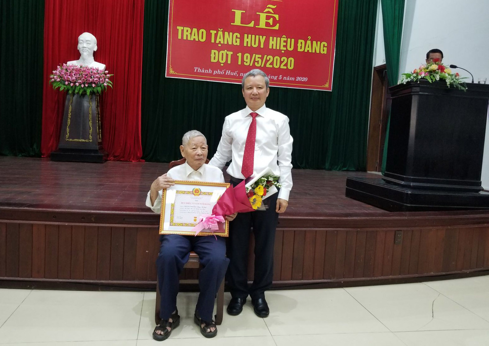 Trao Huy hiệu Đảng đợt 19 5 cho các đảng viên