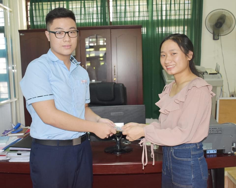 Nam sinh trả lại hơn 5 triệu đồng nhặt được tại sân trường