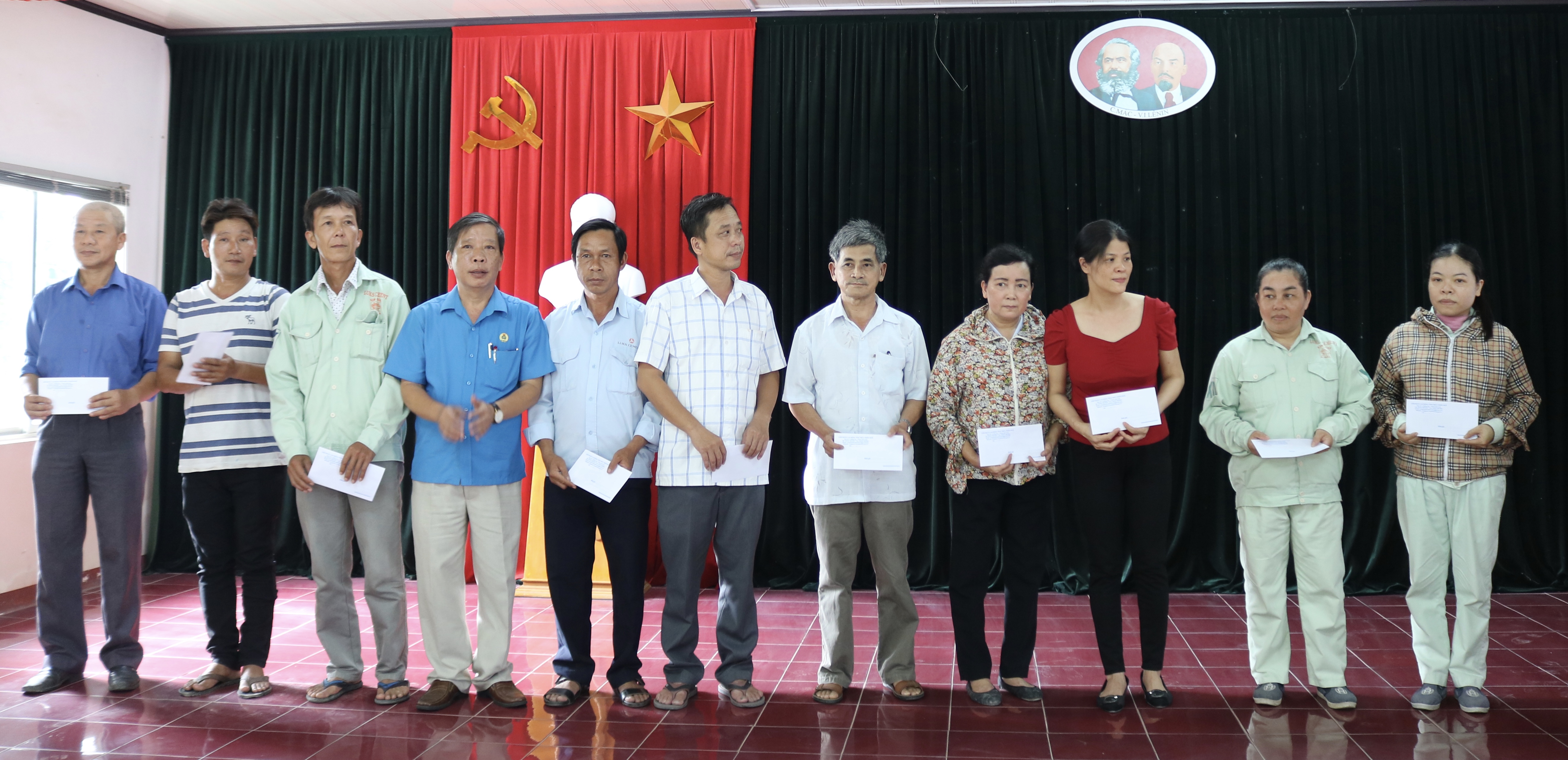 Thăm và tặng quà cho người lao động trong “Tháng Công nhân”