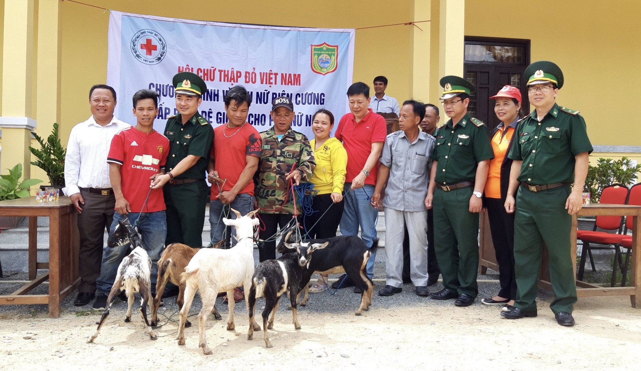 Tặng dê giống cho các hoàn cảnh khó khăn ở xã Hồng Thái