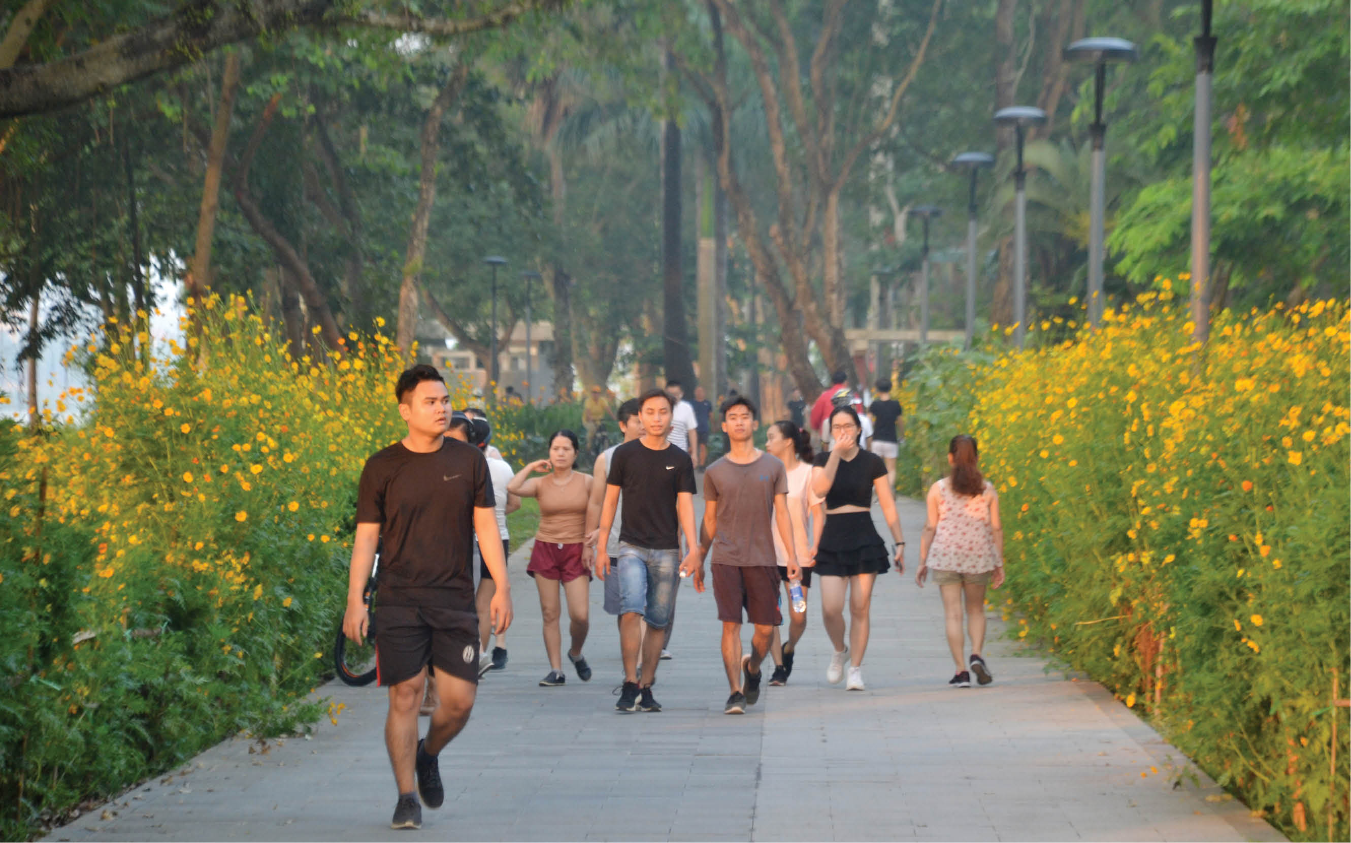 Đi bộ bên bờ sông Hương